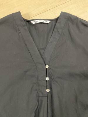 夏まで使える！「クシャっとなるところが可愛い」肌触りさらさら～【ZARA】の黒だけど爽やかシャツ！
