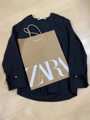 夏まで使える！「クシャっとなるところが可愛い」肌触りさらさら～【ZARA】の黒だけど爽やかシャツ！