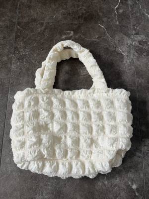 たった330円！「コーデを引き立たせてくれる」ダイソーの姉妹ブランド【threeppy】流行りのぽこぽこミニバッグ！