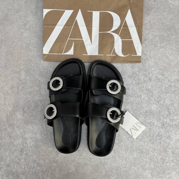 夏に大活躍！！ラインストーンが「可愛くてインパクトもある」【ZARA】履き心地も◎のサンダル