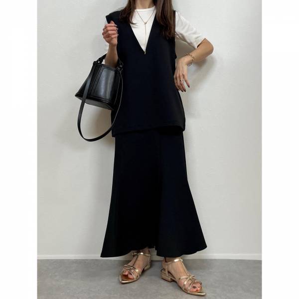 《オンラインでは完売も！？》【GU】全色買いしちゃえーッ♡ 噂の「Vネックベスト」