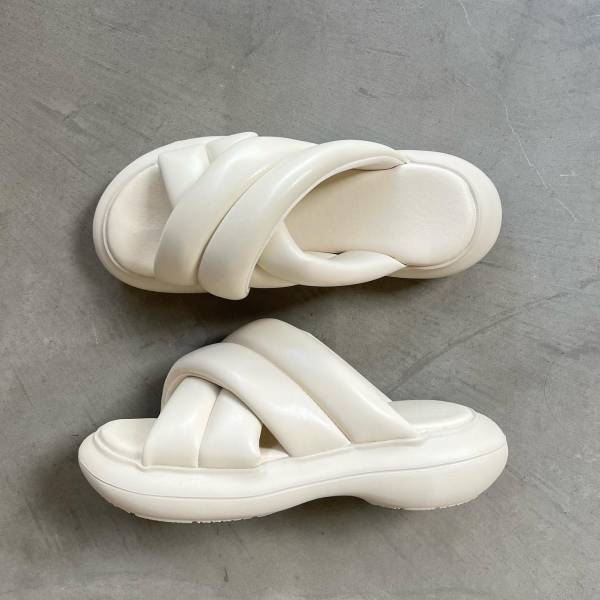 「これ【GU】とか、ヤバい♡」 半端ない可愛さ！ バズりまくってる「大人気サンダル」