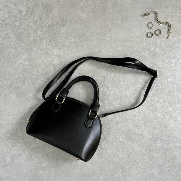 形も容量も大満足♡カラバリも豊富！！ZOZOTOWNで買える！”かまぼこ型ショルダーバッグ”が可愛い♡