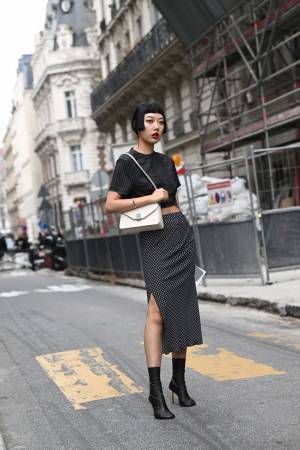 Tシャツは、スカート合わせで断然おしゃれにキマる。シンプルTをモードに、大人っぽく着こなすテクニック #01