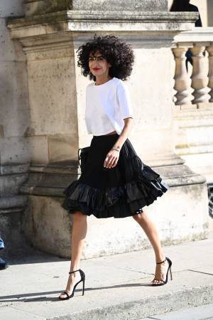 Tシャツは、スカート合わせで断然おしゃれにキマる。シンプルTをモードに、大人っぽく着こなすテクニック #01