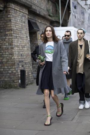 Tシャツは、スカート合わせで断然おしゃれにキマる。シンプルTをモードに、大人っぽく着こなすテクニック #01