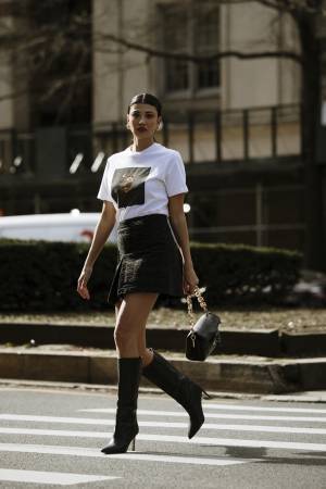 Tシャツは、スカート合わせで断然おしゃれにキマる。シンプルTをモードに、大人っぽく着こなすテクニック #01