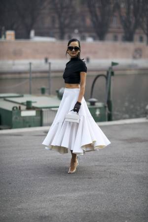 Tシャツは、スカート合わせで断然おしゃれにキマる。シンプルTをモードに、大人っぽく着こなすテクニック #01