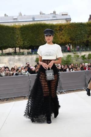 Tシャツは、スカート合わせで断然おしゃれにキマる。シンプルTをモードに、大人っぽく着こなすテクニック #01