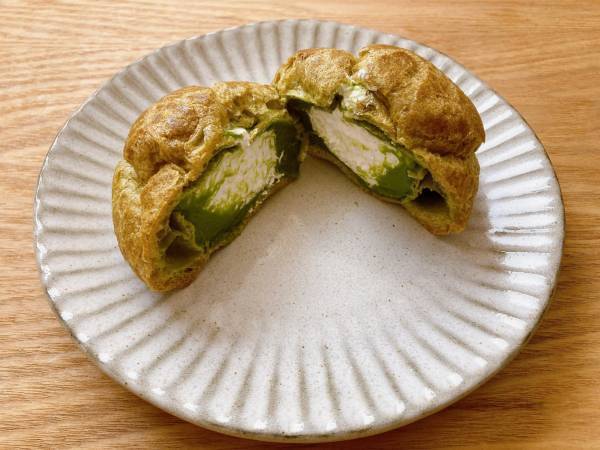 「本格派」な抹茶♡「ペロッと完食」【ファミマ】“宇治抹茶シュークリーム”が美味しい