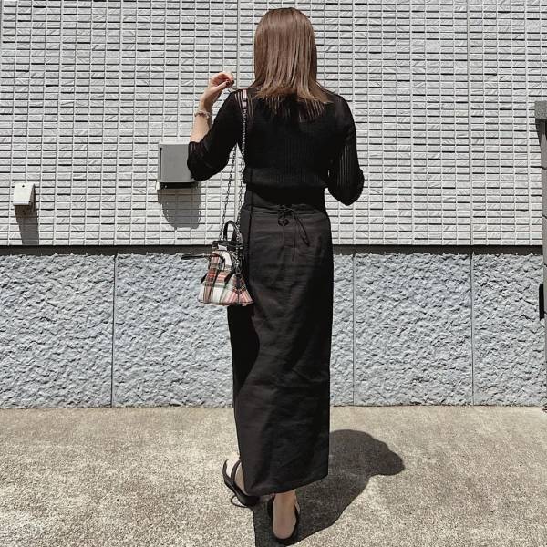 「後ろ姿もかわいい」デザインに一目惚れ♡【GU】大人カジュアルな”リネンブレンドスカート”はこなれ感も！