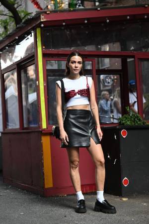 お手本は海外ファッショニスタ、シンプルTをモードに、大人っぽく着こなす5TIPS #02