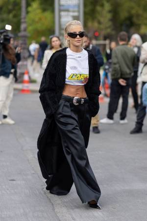 お手本は海外ファッショニスタ、シンプルTをモードに、大人っぽく着こなす5TIPS #02