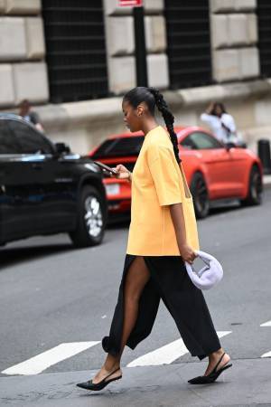 お手本は海外ファッショニスタ、シンプルTをモードに、大人っぽく着こなす5TIPS #02