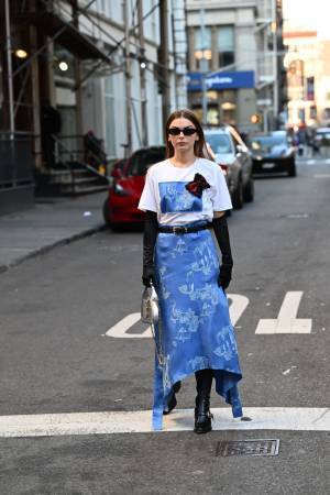 お手本は海外ファッショニスタ、シンプルTをモードに、大人っぽく着こなす5TIPS #02