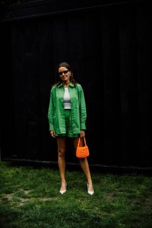 お手本は海外ファッショニスタ、シンプルTをモードに、大人っぽく着こなす5TIPS #02