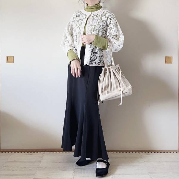 「今の時期にぴったり」1枚は持ってて！万能すぎる【GRL】“花柄シアーブラウス”特集