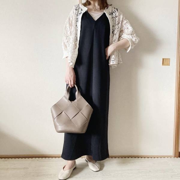 「今の時期にぴったり」1枚は持ってて！万能すぎる【GRL】“花柄シアーブラウス”特集