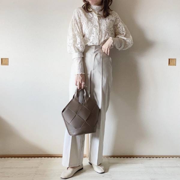 「今の時期にぴったり」1枚は持ってて！万能すぎる【GRL】“花柄シアーブラウス”特集