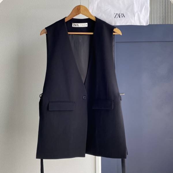 「着痩せ効果抜群」「1着あるだけで」おしゃれに♡【ZARA】“バックルベスト”紹介