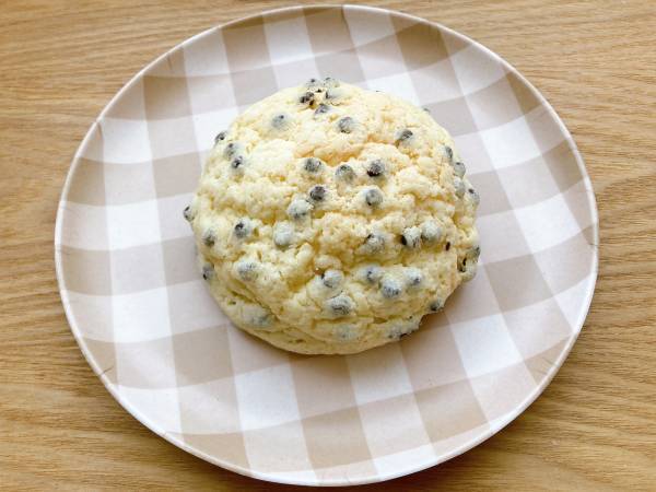 「サクッとふんわり食感」「これは買いだ！」【ファミマ】即購入した“チョコチップメロンパン”