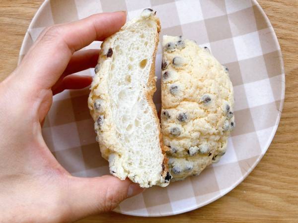 「サクッとふんわり食感」「これは買いだ！」【ファミマ】即購入した“チョコチップメロンパン”