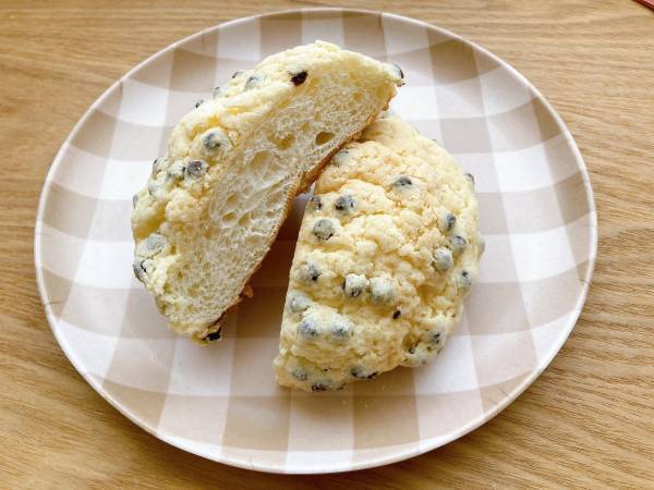 「サクッとふんわり食感」「これは買いだ！」【ファミマ】即購入した“チョコチップメロンパン”