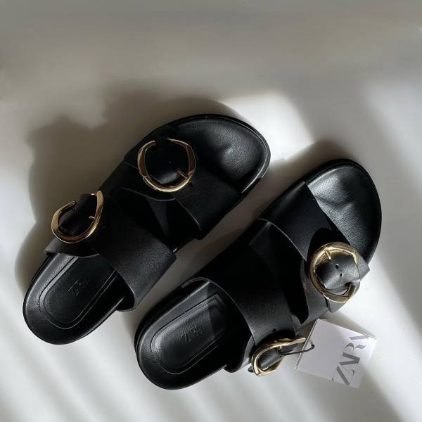 「コレ、絶対1番履くと思う」「重厚感」あって【ZARA】には見えないっ！？”サンダル”2選