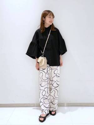 「人気者が今年も入荷」♡【ローリーズファーム】羽織にも使えて万能！「フリルブラウス」