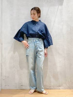 「人気者が今年も入荷」♡【ローリーズファーム】羽織にも使えて万能！「フリルブラウス」