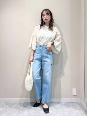 「人気者が今年も入荷」♡【ローリーズファーム】羽織にも使えて万能！「フリルブラウス」