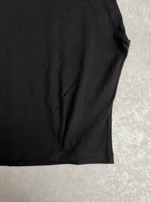 「990円」で高見えっ！「細見え効果」も◎【GU】“ウエストタックスリーブT”が最高