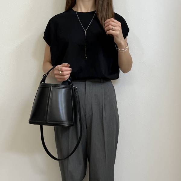 「990円」で高見えっ！「細見え効果」も◎【GU】“ウエストタックスリーブT”が最高