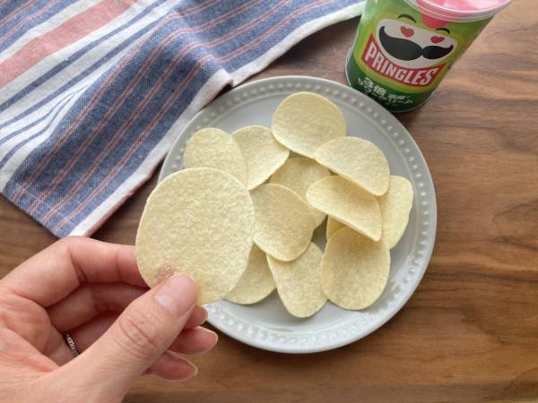 「ガツン」と「パンチ」を味わえるっ！！【セブンイレブン】プリングルズSの3倍濃厚サワークリーム＆オニオンは「危険なおいしさ」？！