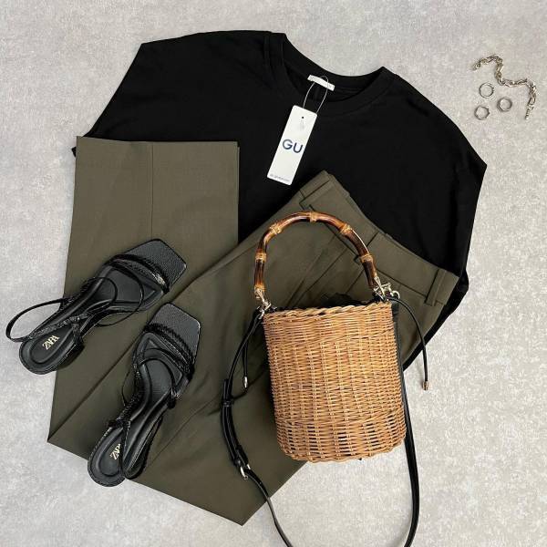 「ほんと二の腕細見え！」これは「買いです」！！【GU】「シルエットがキレイ」”タックスリーブT”特集