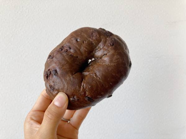 「むぎゅっと」がたまらん♡「もっちり噛み応え抜群◎」【ローソン】“ベーグル超チョコ”要チェック