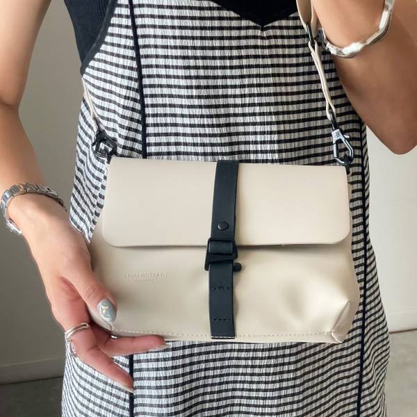 「優秀だと巷で話題に！」この夏の相棒にしたい【GASTON　LUGA】の”クロスボディバッグ”は「機能性抜群」