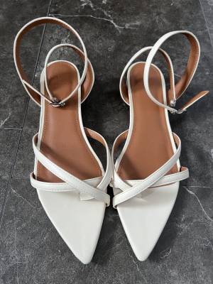 大人っぽく涼しげなサンダルを探している方、必見！【menue】優秀すぎる”ポインテッドトゥサンダル”