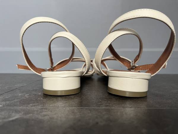 大人っぽく涼しげなサンダルを探している方、必見！【menue】優秀すぎる”ポインテッドトゥサンダル”