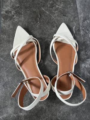 大人っぽく涼しげなサンダルを探している方、必見！【menue】優秀すぎる”ポインテッドトゥサンダル”