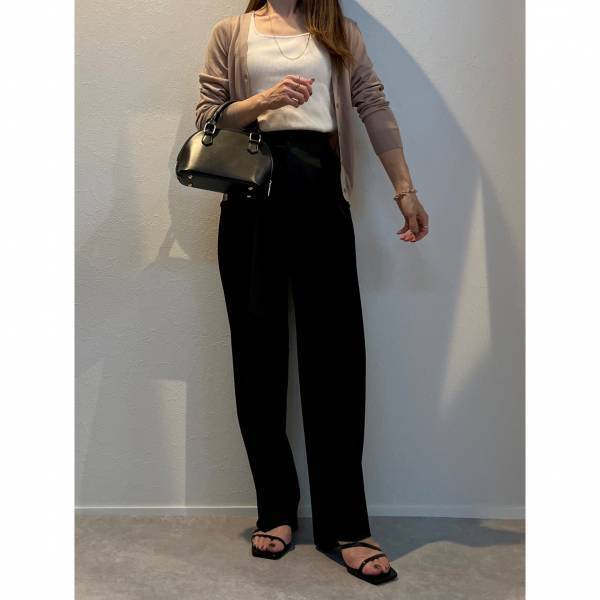 夏の羽織りの「定番」はやっぱりコレ！【ユニクロ】シアー感が可愛い”ライトＶネックカーディガン”