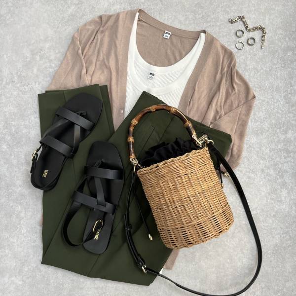 夏の羽織りの「定番」はやっぱりコレ！【ユニクロ】シアー感が可愛い”ライトＶネックカーディガン”