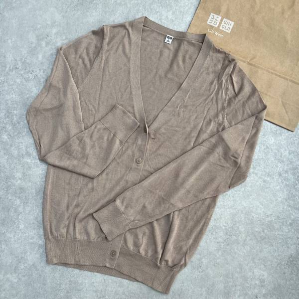 夏の羽織りの「定番」はやっぱりコレ！【ユニクロ】シアー感が可愛い”ライトＶネックカーディガン”