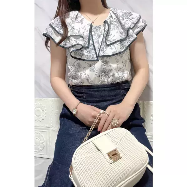 「今季の【GRL】は本当に激アツ」！！パッと目を惹く”主役級ブラウス”は「着るだけでトレンド感満載」！