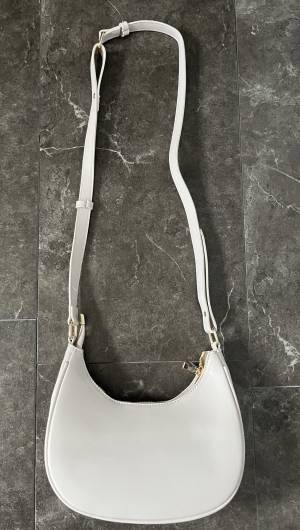 春から流行りつつある「月形バッグ」が「見逃せません」【SHEIN】毎日持ちたい”韓国テイストバッグ”