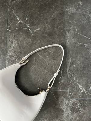 春から流行りつつある「月形バッグ」が「見逃せません」【SHEIN】毎日持ちたい”韓国テイストバッグ”