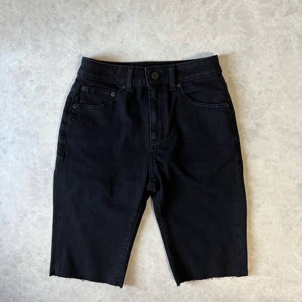 「膝上でも大人きれいめ」「こんなの待ってた」【GU】”ハーフデニム”が「めっちゃ良い」