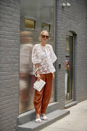 やっぱり今年はコレ！世界のストリートスナップで見る、シアートップスの達人