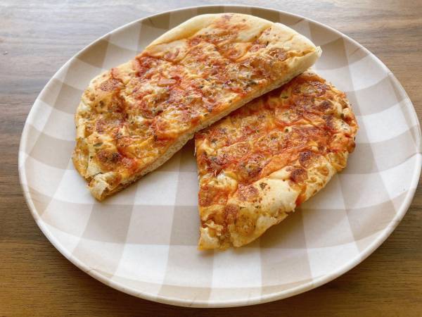 「大人気のスナック菓子を再現」？！【ファミリマート限定】「もっちり食感」”ピザポテトみたいなパン”