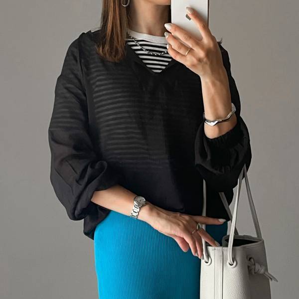 服装が悩ましい時期に「シアートップス」を着るコツは…こなれ感爆上げ”大人のカジュアルコーデ”3選